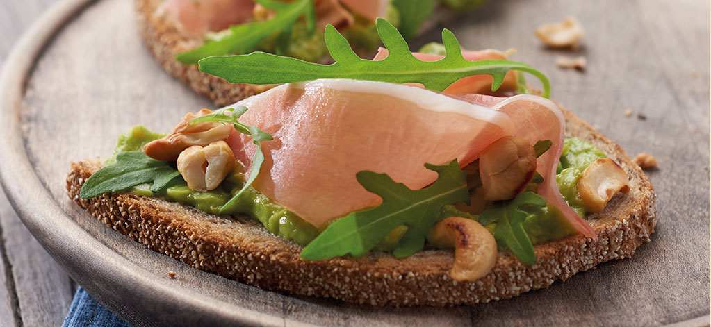 Chiabrot Mit Avocado, Rucola Und Prosciutto  Mit Cashewkernen