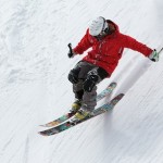 Skifahrer mit Skihelm